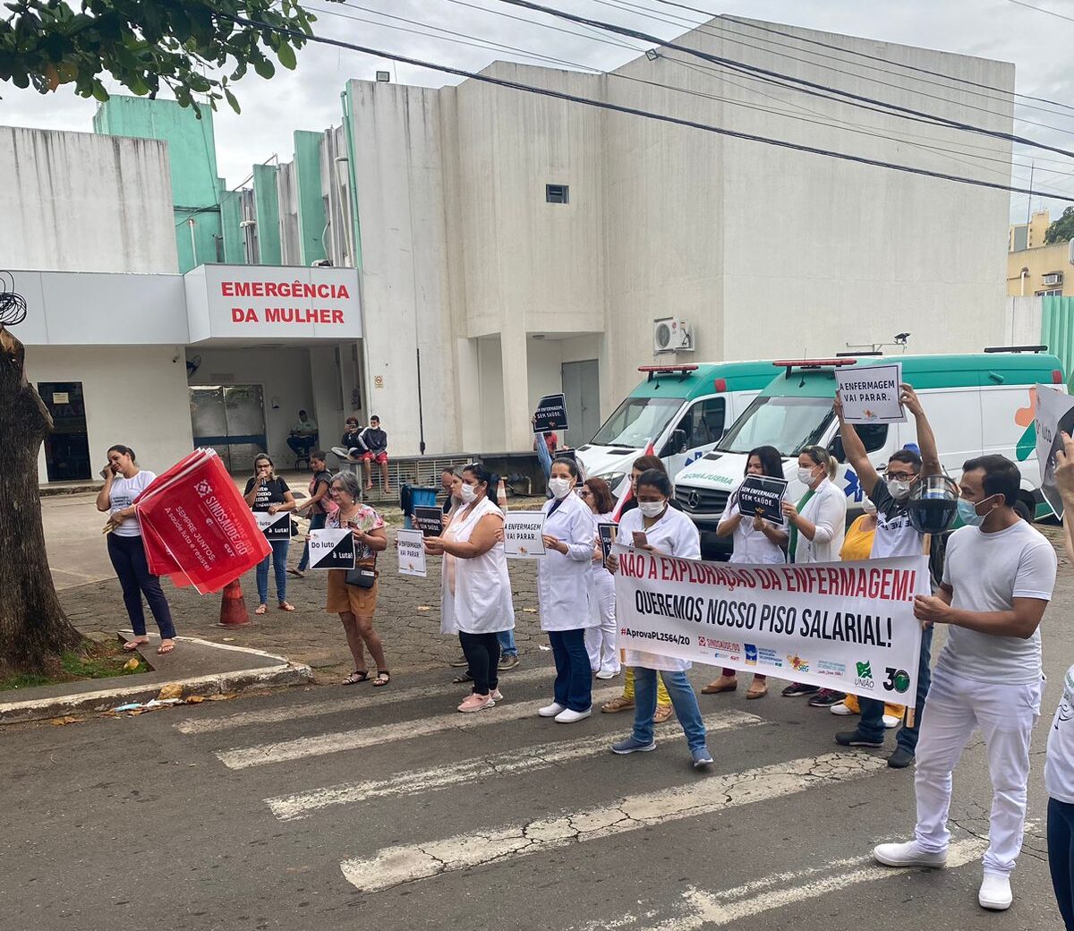 Enfermeiros Fazem Mobiliza O Em Frente Ao Hospital Da Mulher Por Piso