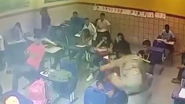 V Deo Que Mostra Agress O De Policial A Estudante Em Sala De Aula Gera