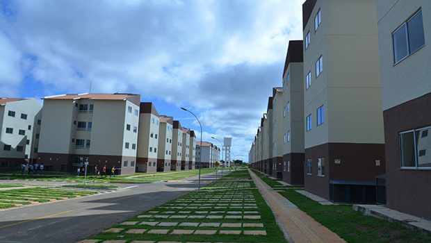 Famílias recebem chaves dos apartamentos do Residencial Buriti Sereno