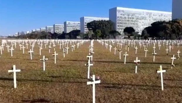 Manifestantes fixam mil cruzes em Brasília contra Bolsonaro Jornal Opção