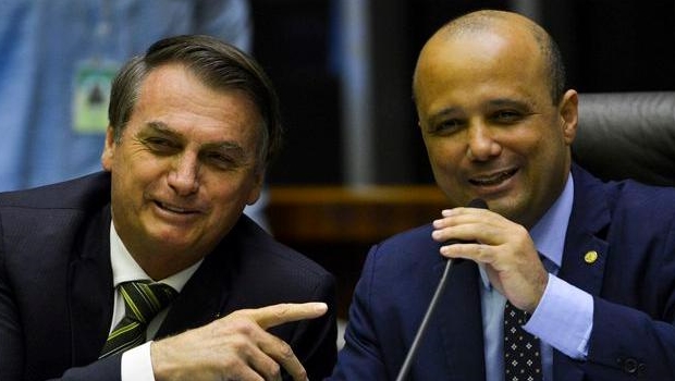 Bolsonaro confirma Major Vitor Hugo como pré candidato ao governo