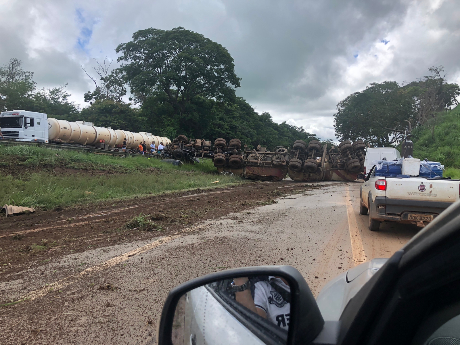 Caminhoneiro morre após tombar carreta na GO 60 entre Anápolis e