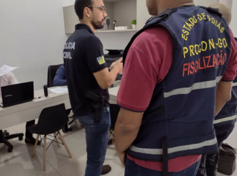 Pol Cia Civil Interdita Estabelecimento Suspeito De Golpes No Setor