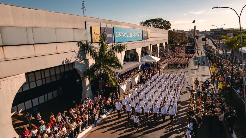 Anivers Rio De An Polis Desfile Leva Mil Pessoas S Ruas Em