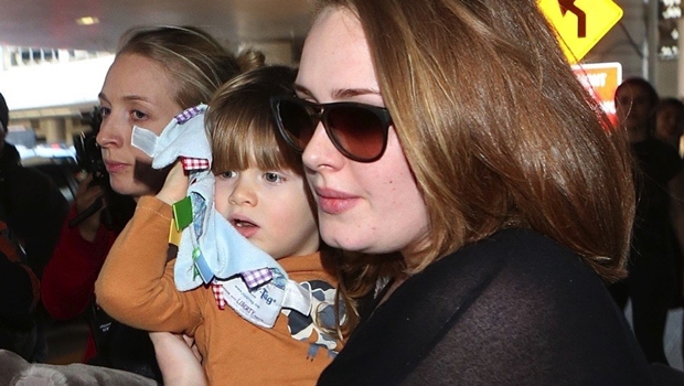 Adele veste o filho de princesa para passeio na 