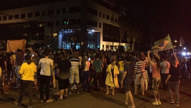 Em Goiânia, manifestantes vão para as ruas pedir renúncia 