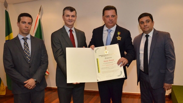 Marconi Perillo recebe quarta homenagem de servidores 