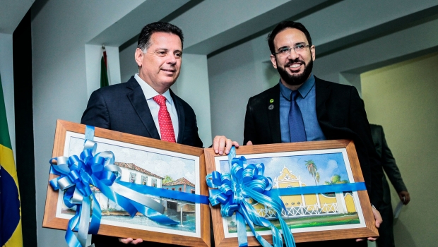 Servidores homenageiam Marconi em agradecimento a 