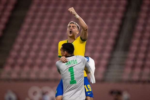 Brasil vence México nos pênaltis e tenta bi olímpico no futebol