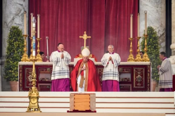 Papa Francisco presidirá funeral de Bento XVI em 5 de janeiro -  Internacional - Estado de Minas