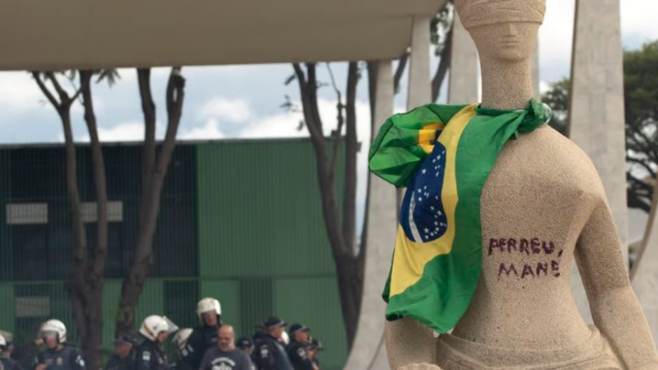 Mulher que pichou perdeu mané em estátua da Justiça é presa pela PF Jornal Opção