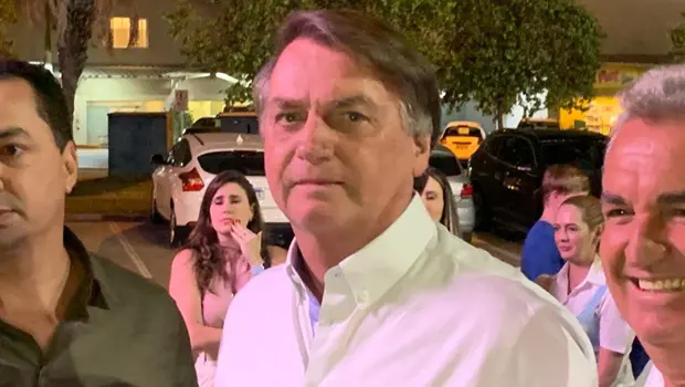 Em meio a escândalo das joias, Bolsonaro vai ao dentista em Goiânia