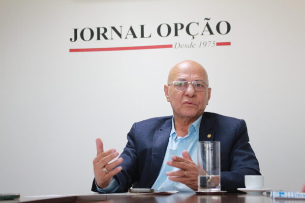 Professor Alcides em entrevista ao Jornal Opção | Fotoa: LeoIran